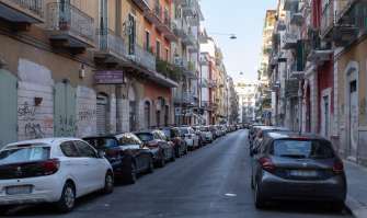 Bari, le centinaia di saracinesche abbassate a San Pasquale vecchia: il rione che non rinasce
